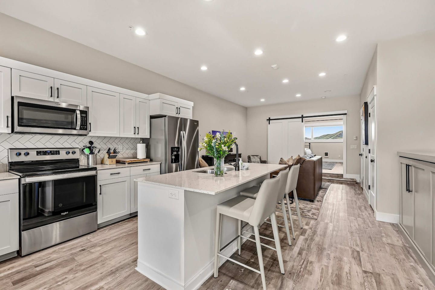 Fully equipped kitchen with brand-new appliances