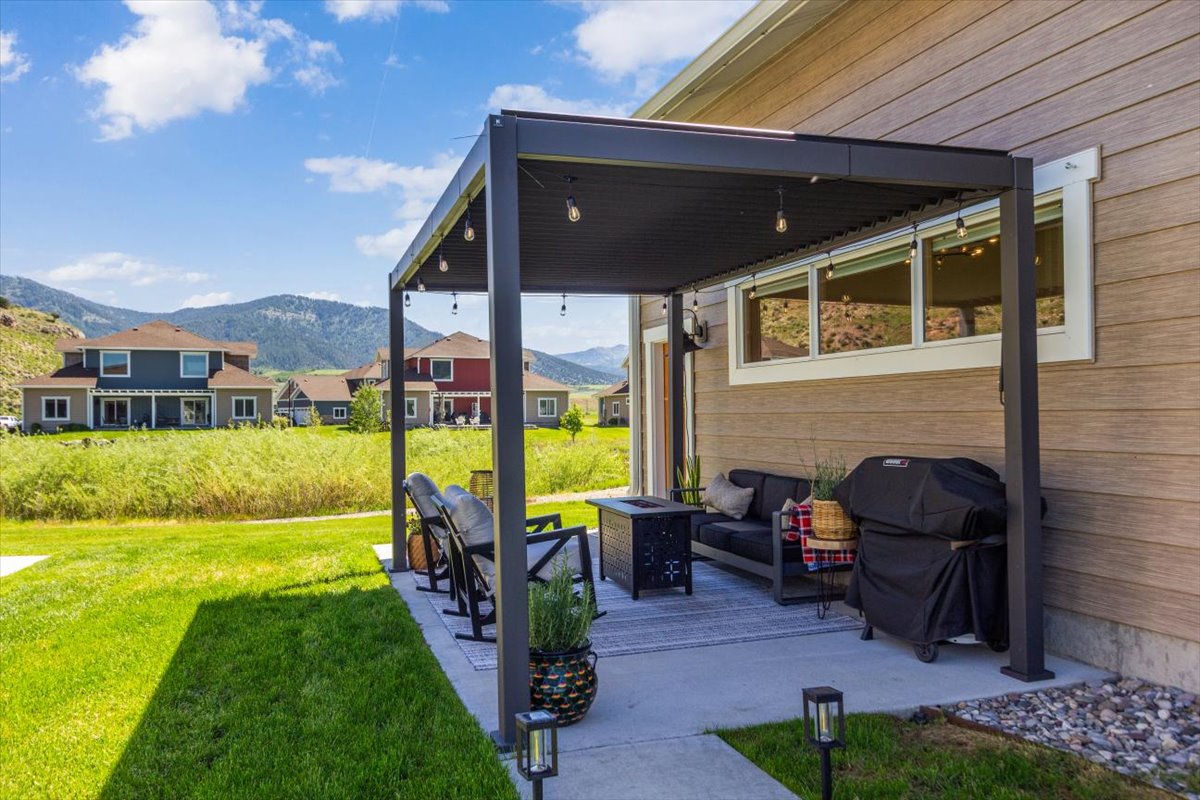 Covered patio with pergola, grill and mountain views