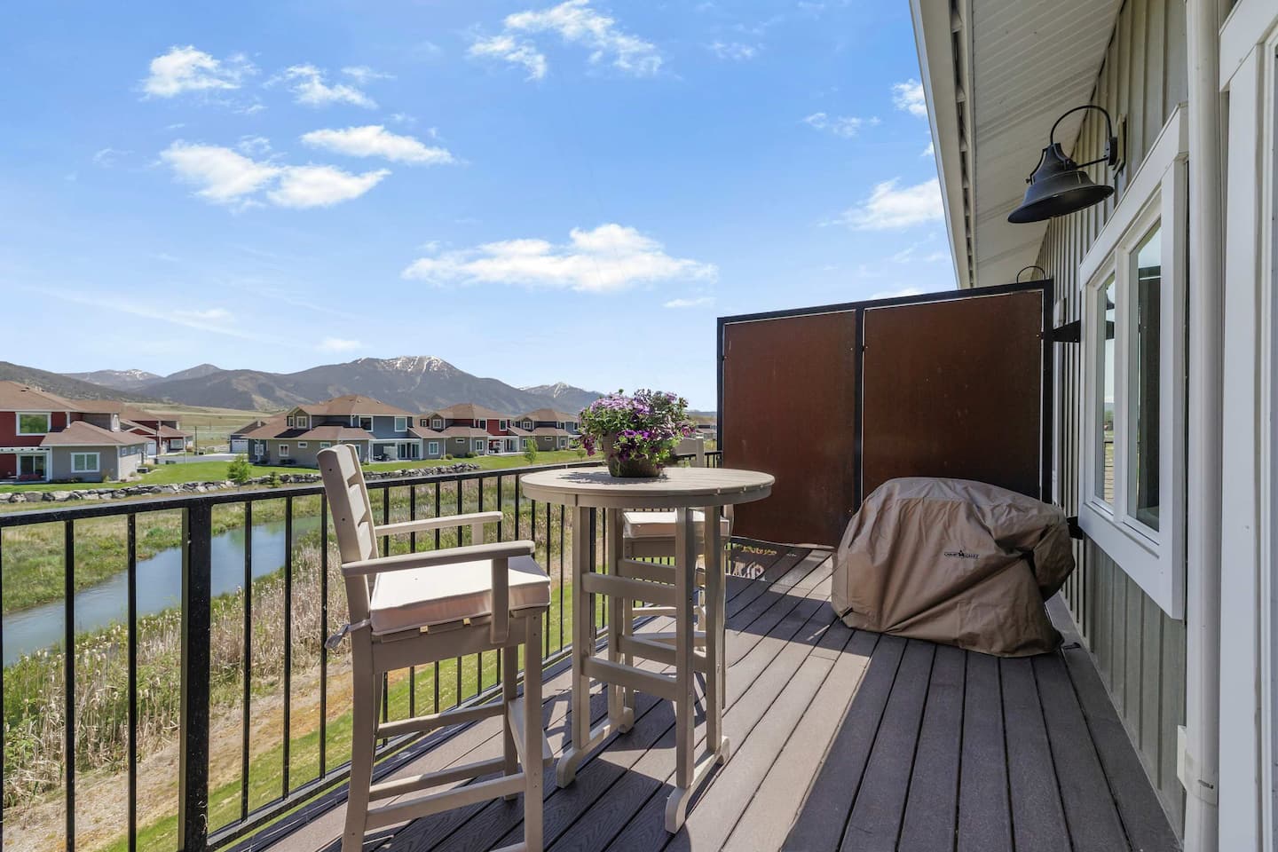 King bedroom in the Creek Side Mountain Getaway apartment